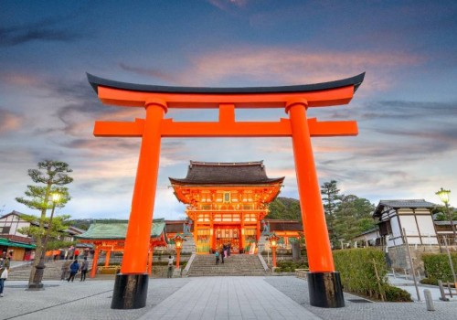 Fushimi Inari Taisha – Lạc giữa đường hầm cổng đỏ linh thiêng của Kyoto